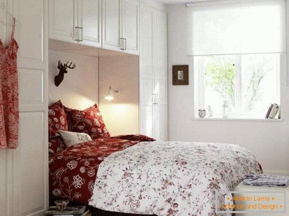 Dormitor în alb cu accente roșii