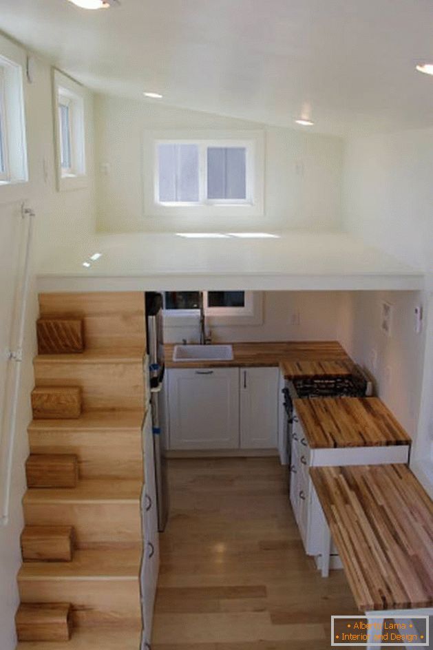 Bucătărie mică într-o casă cu două etaje