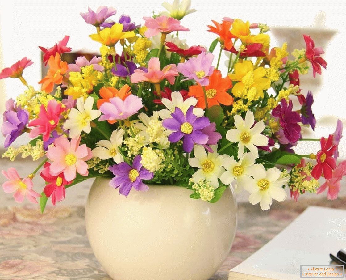 Design simplu al unui vază cu flori artificiale