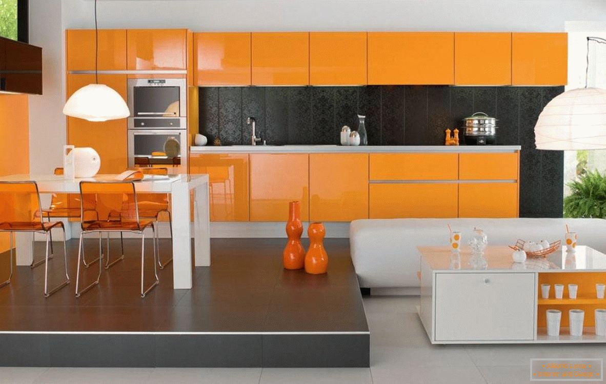 Negru stabilit în bucătărie portocalie