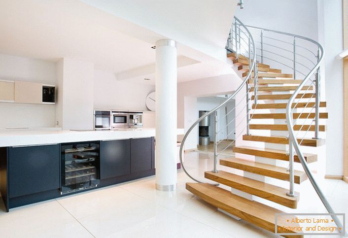 Luminozitatea și simplitatea designului scărilor subliniază forma laconică a spațiului interior al casei.