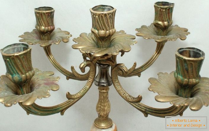 Un candelabru elegant, realizat din alamă cu motive florale armonios, este scris în interior în stilul țării.