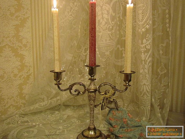 O candelabra de cupru în stilul unui clasic.