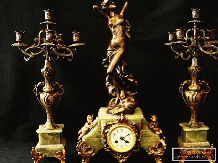 Set clasic - două candelabre de bronz și ceasuri rafinate. Decorare ideală pentru șemineu.