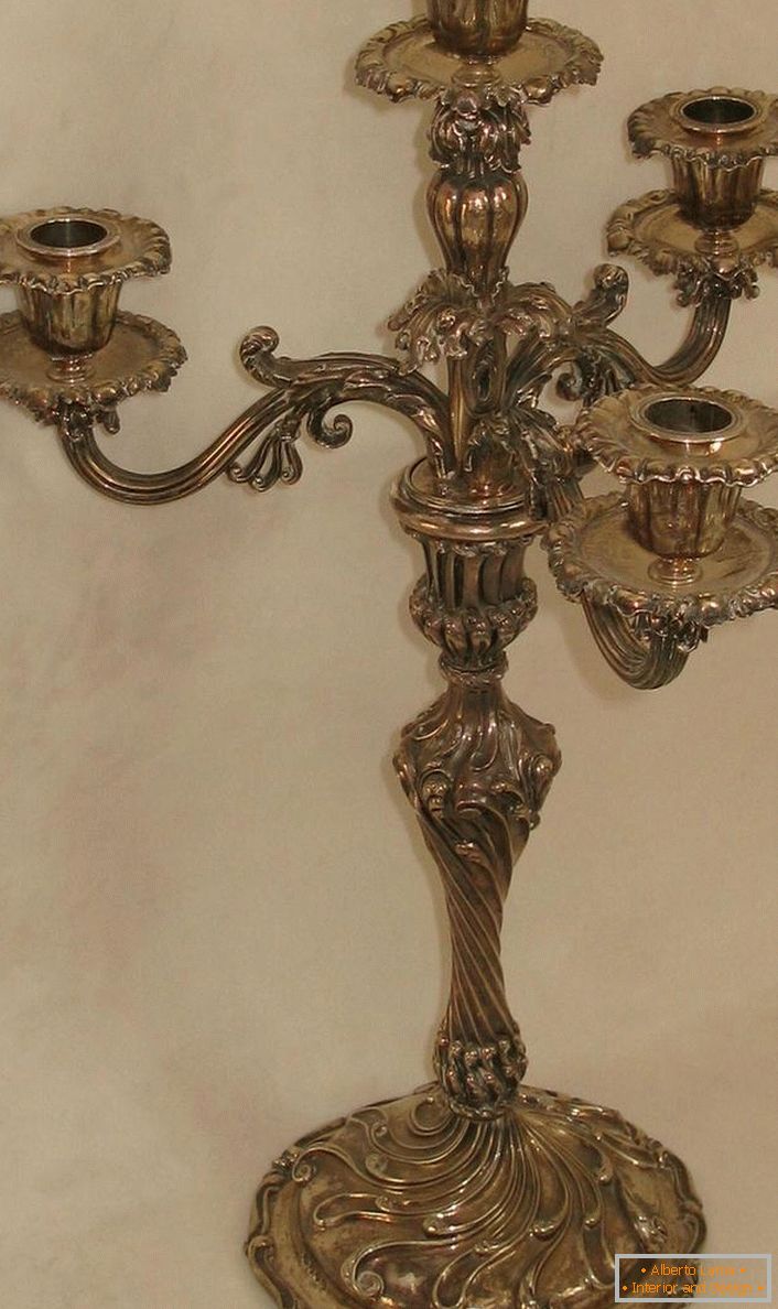 Un candelabru elegant, realizat din cupru pentru patru lumânări pentru un salon de țară.