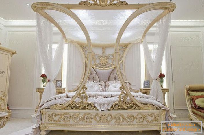 Un pat luxos cu baldachin devine punctul culminant al unui proiect de design pentru un dormitor în stil Art Nouveau.