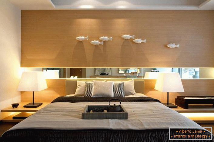 În conformitate cu stilul de Art Nouveau pentru dormitor a fost selectat mobilier laconic din lemn de lumină. Designul modest al dormitorului nu face ca interiorul să fie ieftin și neatractiv. 