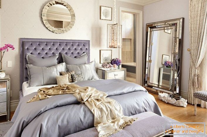 Designul elegant al dormitorului pompos în stil Art Nouveau. Deși acest domeniu nu este specific stilului, interiorul arată elegant și eficient. 