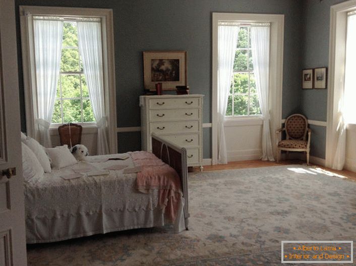 Dormitor în stil Art Nouveau cu deschizături de ferestre bine organizate. Lumina, perdelele de aer lasă soarele în cameră.