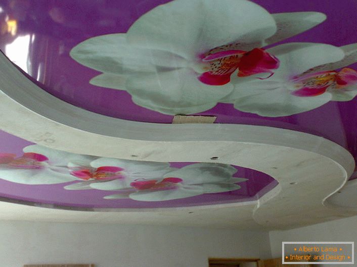 Compoziție cu flori pe tavane întinse cu imprimare foto - o soluție interesantă pentru decorarea camerei de zi.