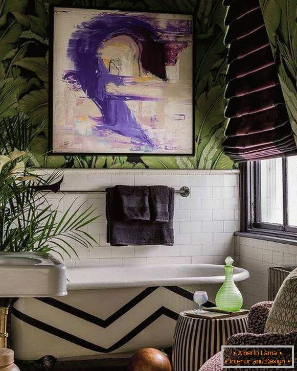 O combinație de tapet verde pentru pereți și perdele purpurii