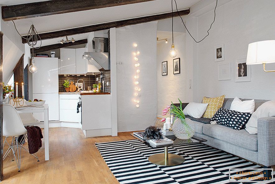 Bucătărie și cameră de zi într-un mansard confortabil într-un oraș suedez