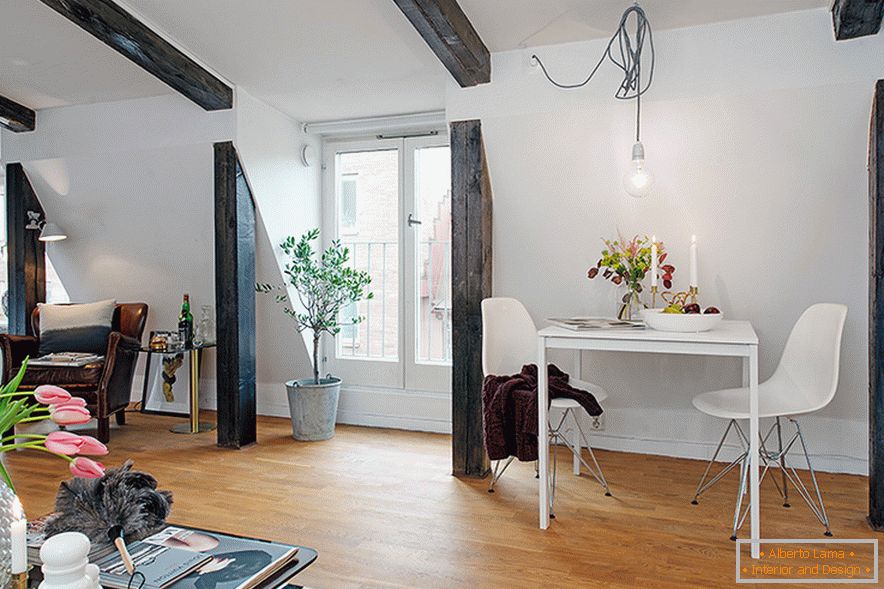 Designul interior al unui mansard confortabil într-un oraș suedez