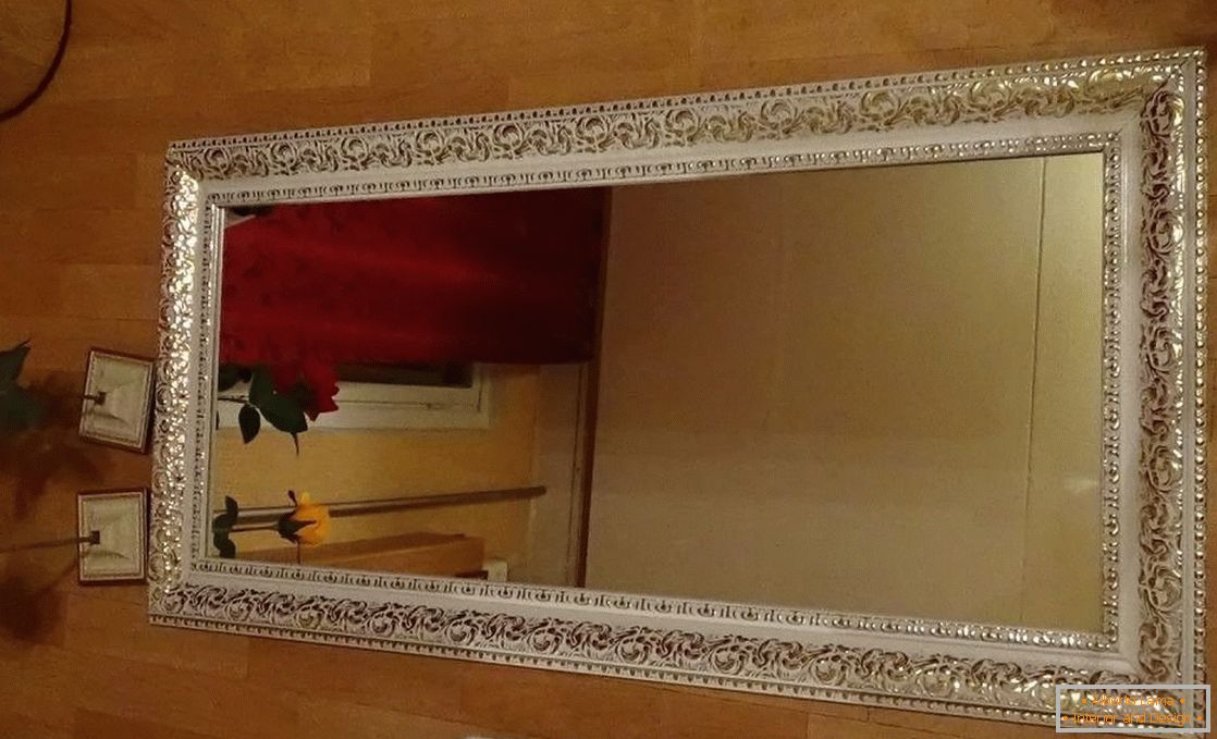 Oglindă cu un cadru dintr-o placă de sticlă