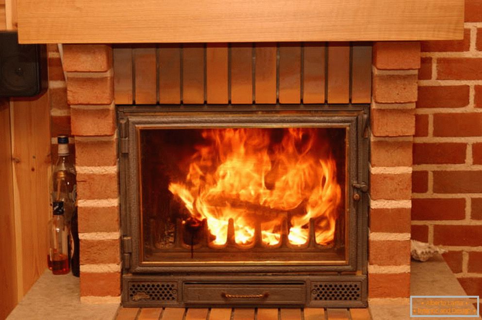 Un șemineu din cărămidă cu simulare de foc nu arată doar decent, ci încălzește și camera.