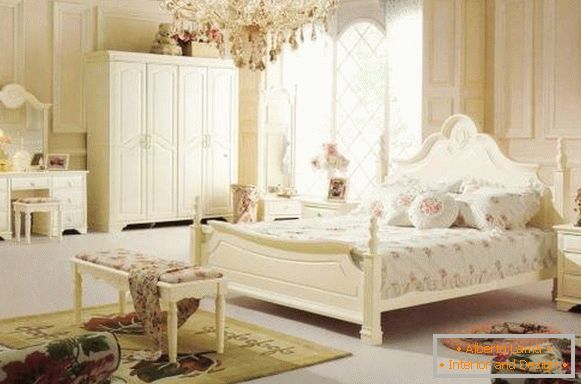 Dormitor în stil Provence cu candelabru de cristal