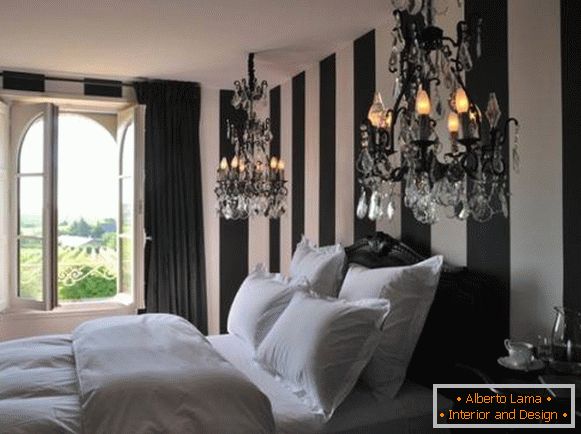 Dormitor alb-negru cu două candelabre