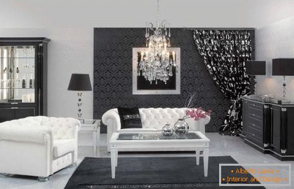 Cameră alb-negru cu un candelabru de cristal