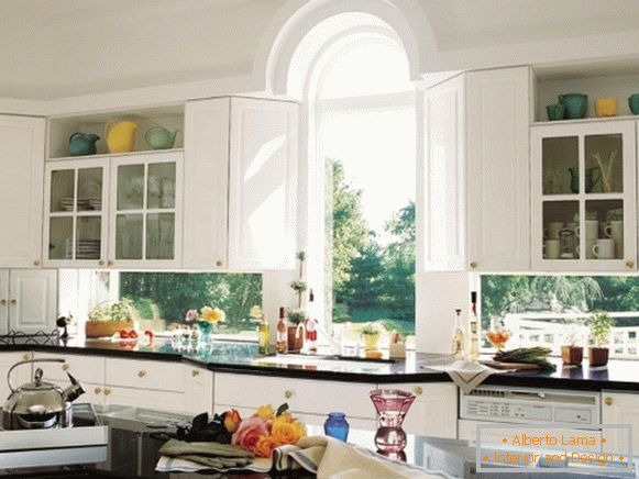 Designul ferestrelor în bucătărie - fotografie interioară a unei case particulare