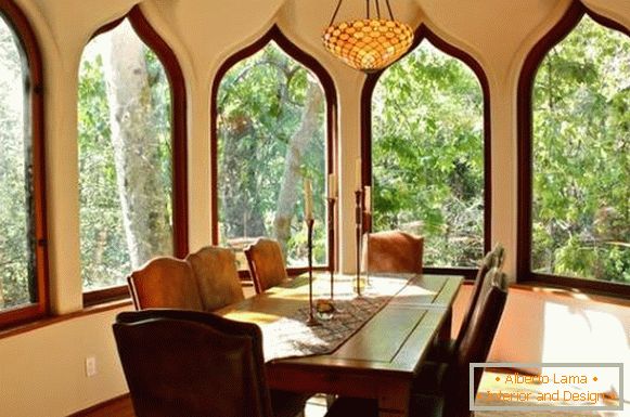 Design marocan de ferestre - fotografie în interior