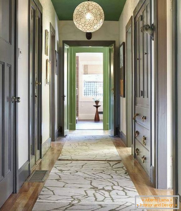 Coridor îngust elegant - o fotografie cu un tavan verde