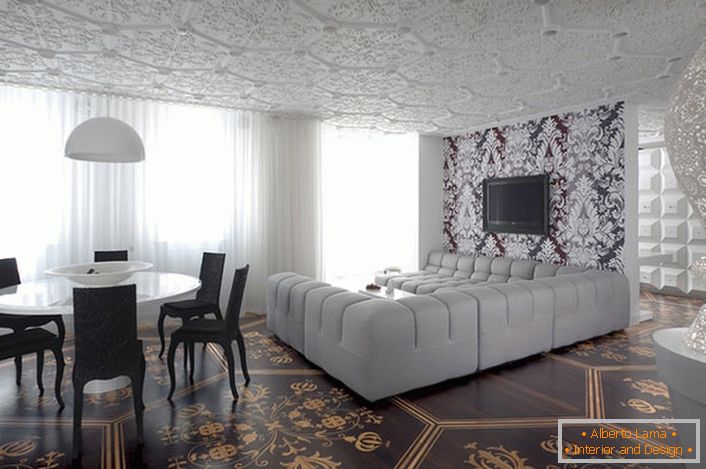 Contrastul este alb și maro închis în sufragerie într-un stil modern. O canapea imensă în formă de U pentru filme lungi și spectacole preferate.
