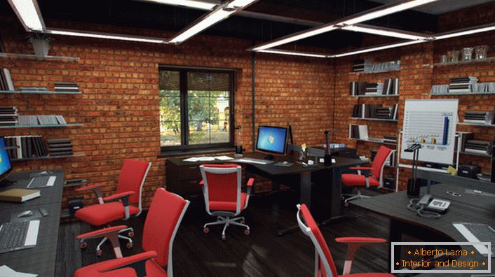Scaunele rosii din birou în stil loft arată organic și creativ. Interiorul este cât mai funcțional posibil.