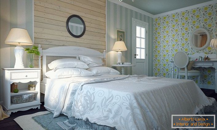 Stilul rafinat al sudului Franței-Provence. Formele simple și simple ale interiorului conferă confortul unic al dormitorului.