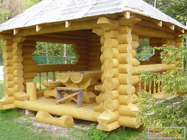 Cabana în stil cabană este mobilată cu mobilier creativ dintr-un cadru din lemn.