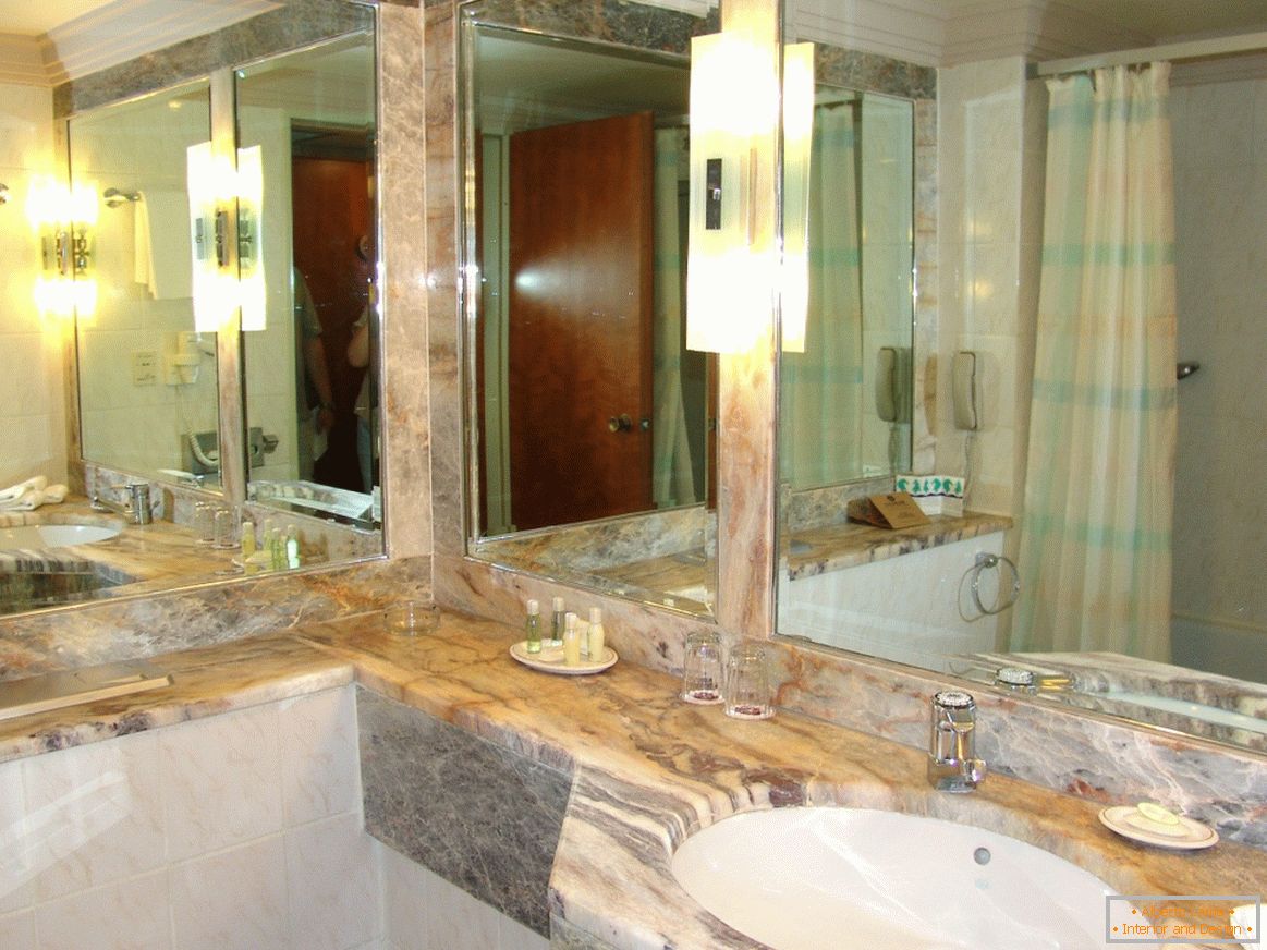 Oglinzi în baie