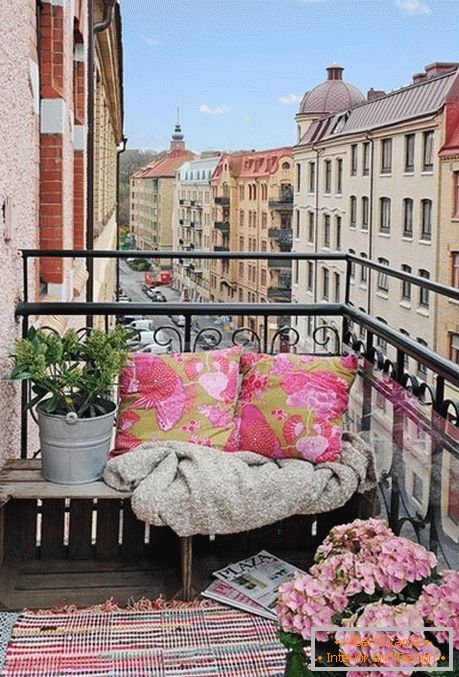Verandă confortabilă pe un balcon mic
