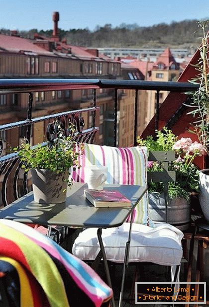 Verandă confortabilă pe un balcon mic