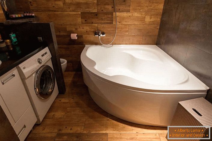 Cada de baie vă permite să economisiți spațiu. Interior în stil mansardă este notabil pentru utilizarea de materiale de finisaj din lemn.