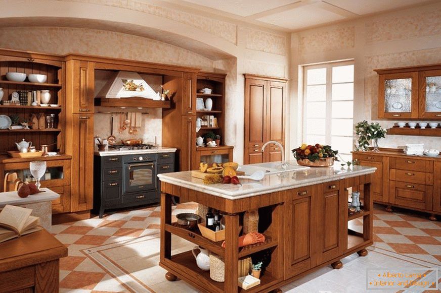 Interiorul unei bucătării clasice cu chiuvetă în centru