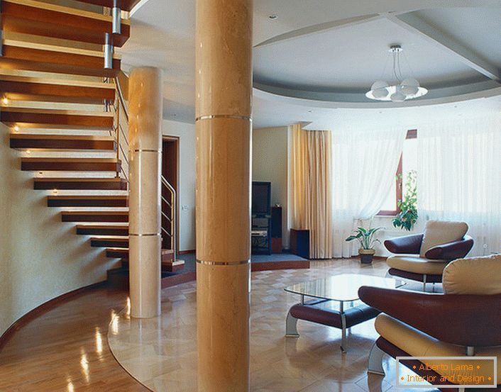 O sufragerie spațioasă, luminoasă aflată sub scară într-un apartament cu două nivele. 