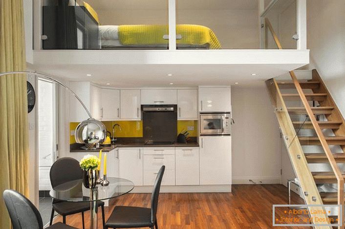 Micul apartament de două etaje este decorat în stil minimalist.