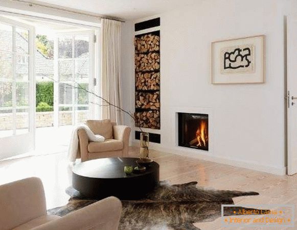 Designul unei case private în stilul minimalismului - interiorul camerei de zi în fotografie