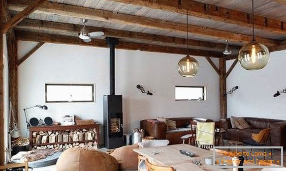 Interiorul sălii într-o casă privată în stil scandinav
