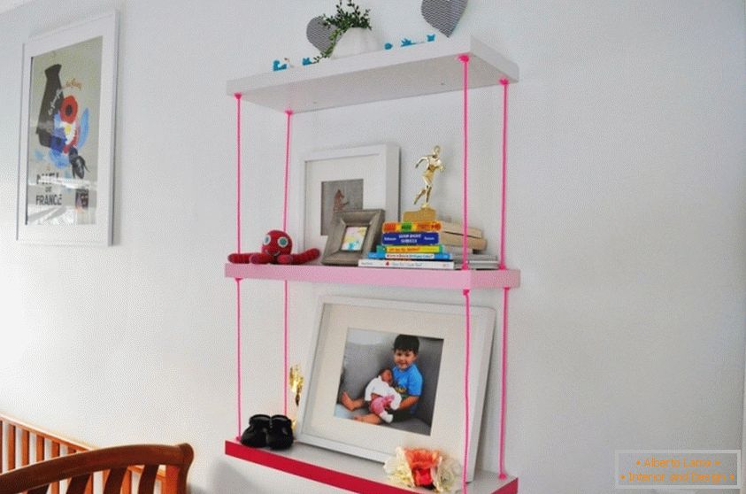 Un raft pentru o cameră de copii cu frânghii roz