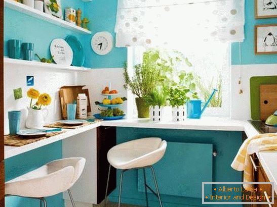 Interiorul unei bucătării mici, în culoarea turcoazului