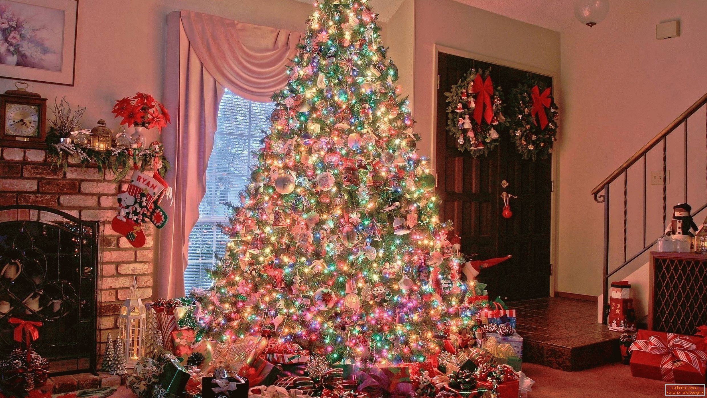 Pomul de Crăciun lângă șemineu