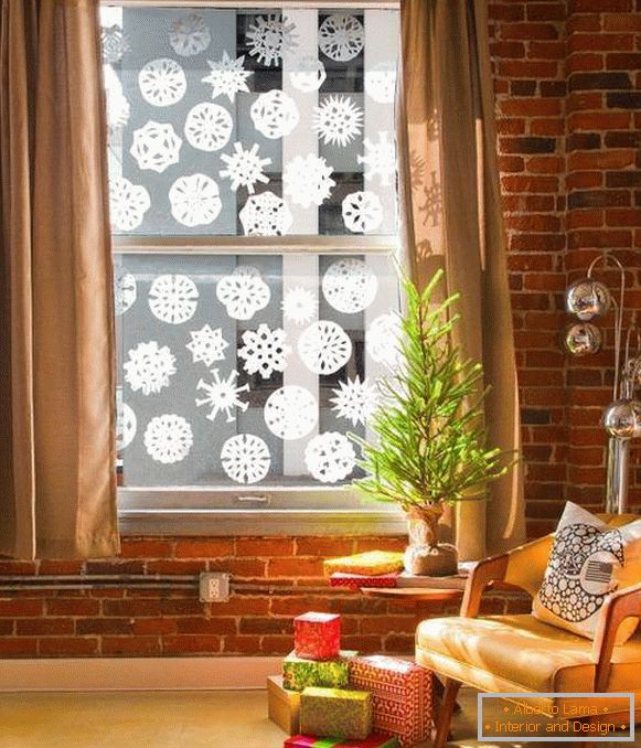 Tăiați și lipiți fulgii de zăpadă pe ferestre pentru Anul Nou