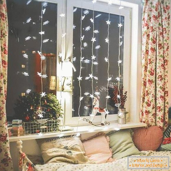 Decorarea ferestrelor pentru Anul Nou cu lumini LED