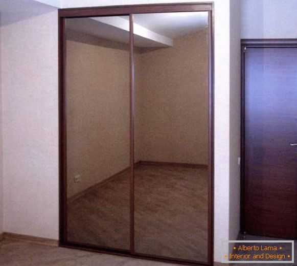 Dulap încorporat cu două uși cu oglinzi