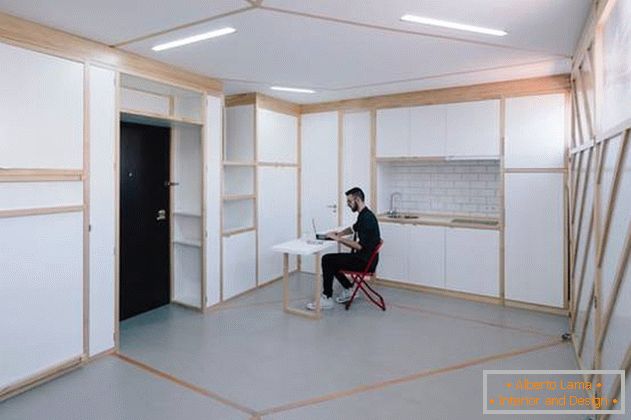 Zona de lucru într-un apartament cu pereți mobili