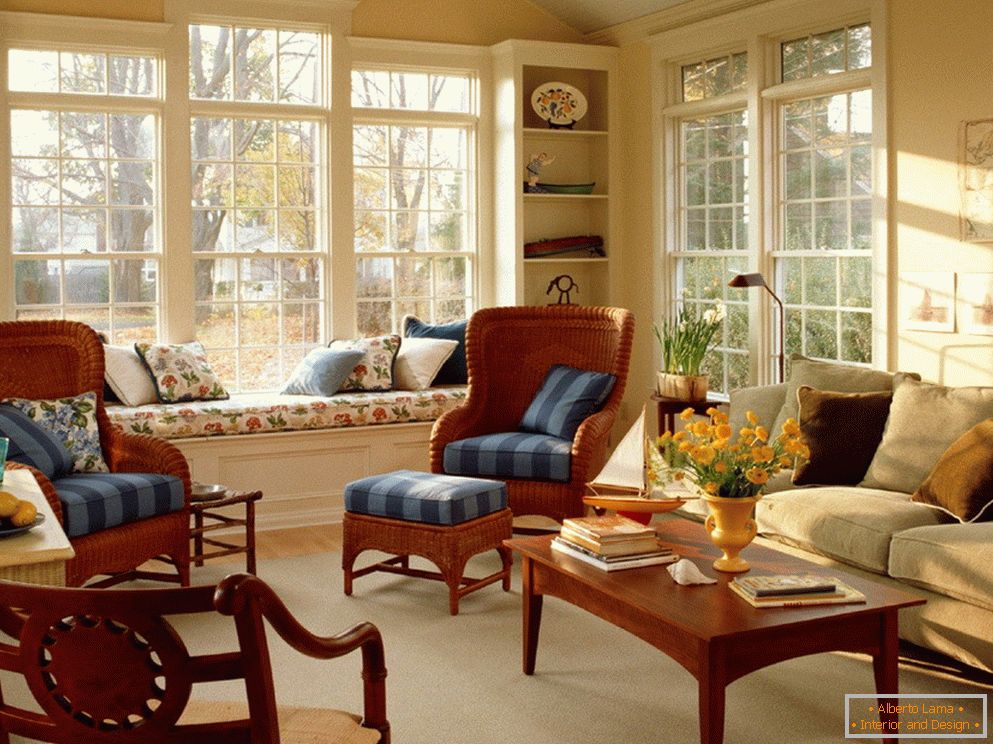 Interiorul livingului cu ferestre mari