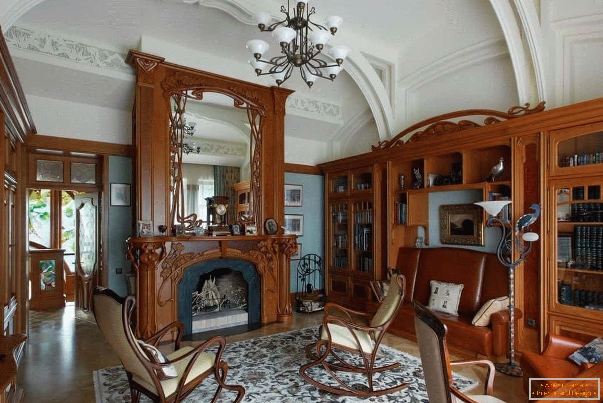 Un salon cu biblioteci și un șemineu art nouveau