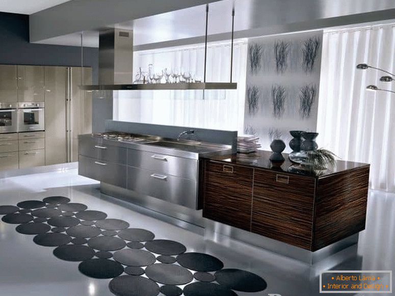 Bucătărie în stil high-tech, combinată cu lemn și metal