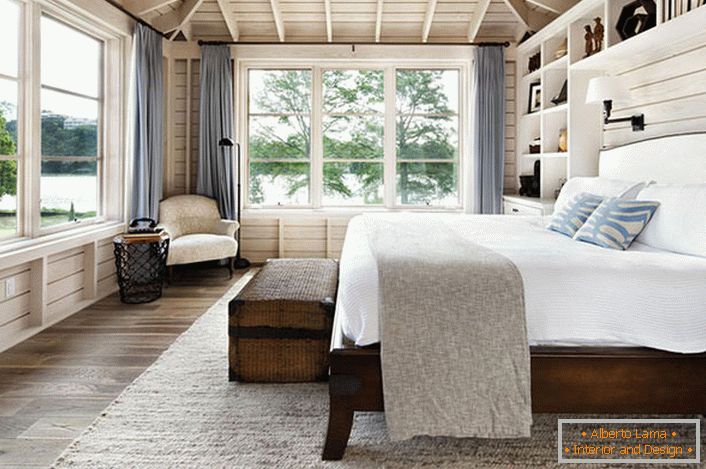 Un dormitor în stil scandinav, cu un pat dublu mare din lemn în casa unui om de afaceri francez.