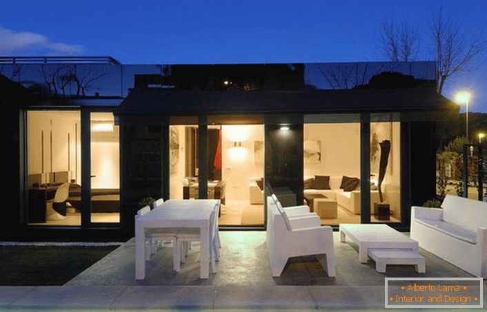 Designul elegant al casei modulare arată organic cu o curte bine amenajată. 